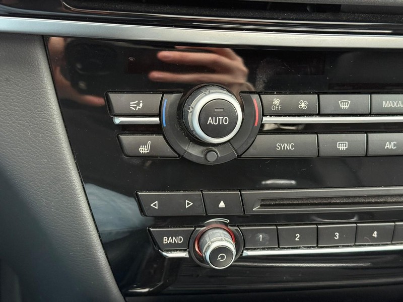 BMW X5 Vehicle Full-screen Gallery Image 20