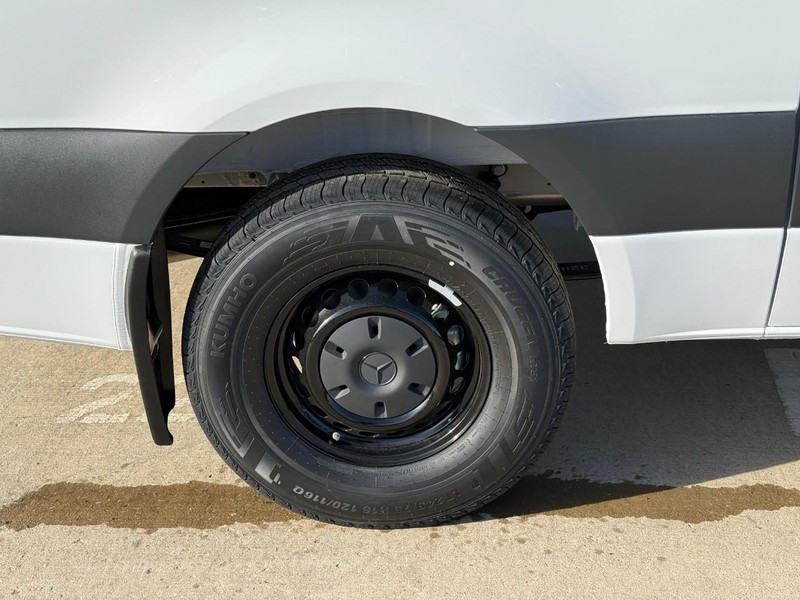 Mercedes-Benz Sprinter Van Vehicle Full-screen Gallery Image 5