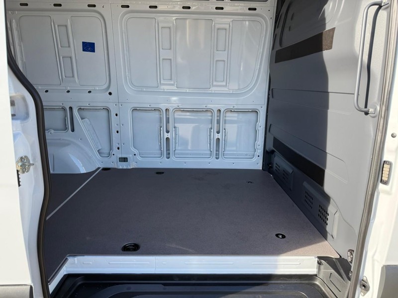 Mercedes-Benz Sprinter Van Vehicle Full-screen Gallery Image 7