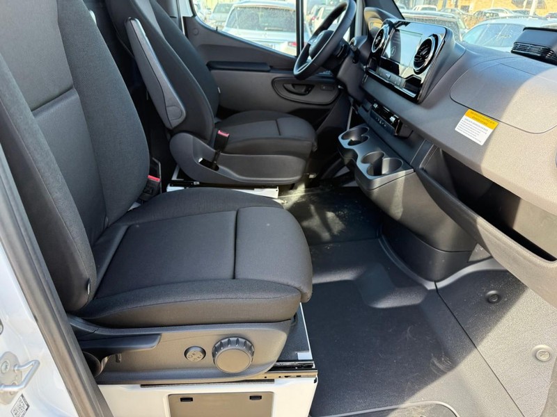 Mercedes-Benz Sprinter Van Vehicle Full-screen Gallery Image 8