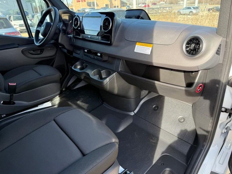 Mercedes-Benz Sprinter Van Vehicle Full-screen Gallery Image 9