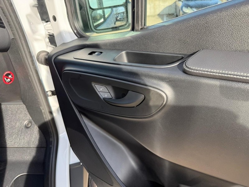 Mercedes-Benz Sprinter Van Vehicle Full-screen Gallery Image 10