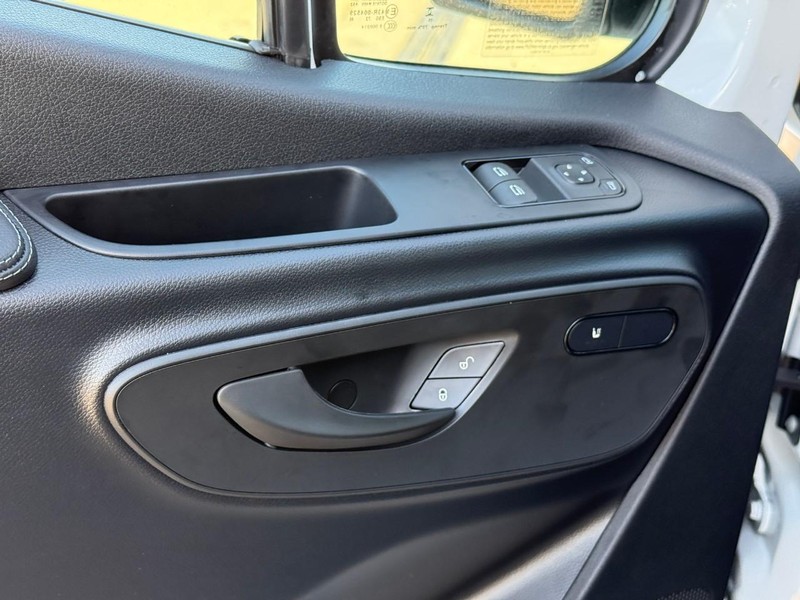 Mercedes-Benz Sprinter Van Vehicle Full-screen Gallery Image 11