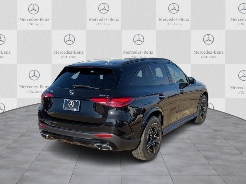 Mercedes-Benz GLC Vehicle Full-screen Gallery Image 3