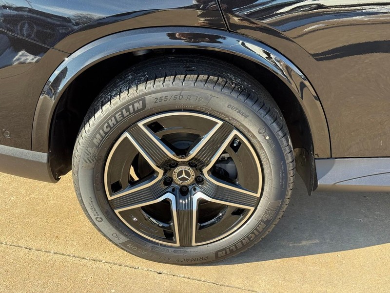 Mercedes-Benz GLC Vehicle Full-screen Gallery Image 4