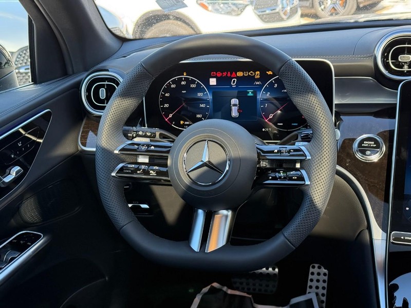 Mercedes-Benz GLC Vehicle Full-screen Gallery Image 7