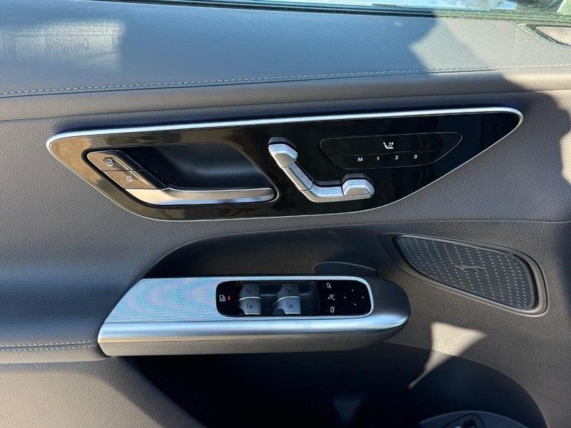 Mercedes-Benz GLC Vehicle Full-screen Gallery Image 11