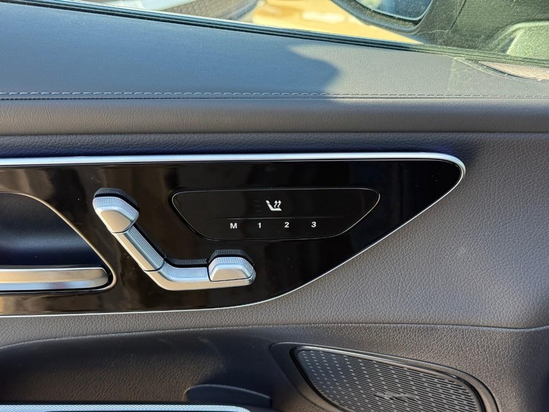 Mercedes-Benz GLC Vehicle Full-screen Gallery Image 12