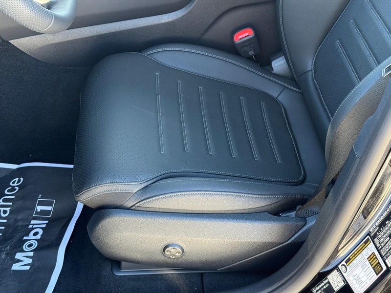 Mercedes-Benz GLC Vehicle Full-screen Gallery Image 13