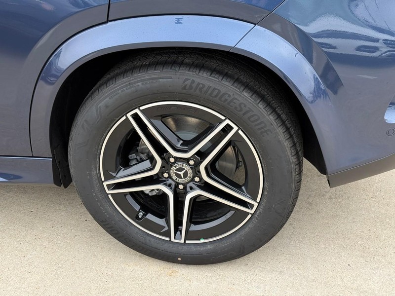 Mercedes-Benz GLE Vehicle Full-screen Gallery Image 4