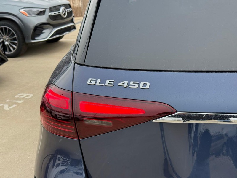 Mercedes-Benz GLE Vehicle Full-screen Gallery Image 5