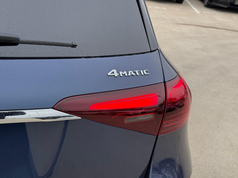 Mercedes-Benz GLE Vehicle Full-screen Gallery Image 6