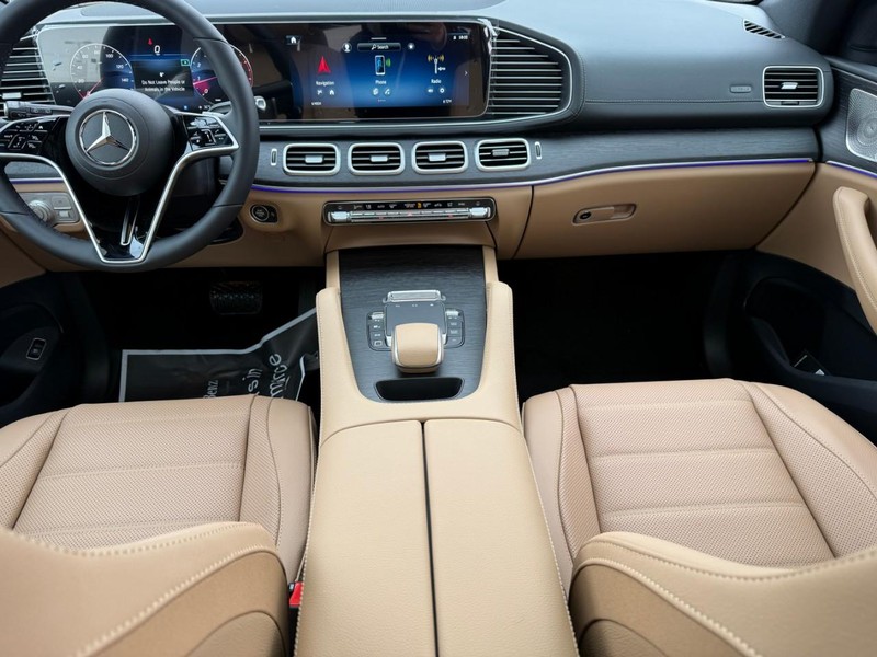 Mercedes-Benz GLE Vehicle Full-screen Gallery Image 8