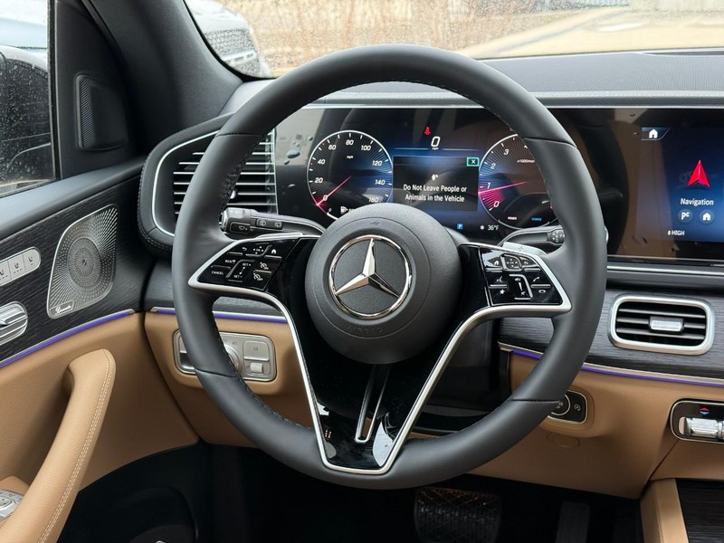 Mercedes-Benz GLE Vehicle Full-screen Gallery Image 9