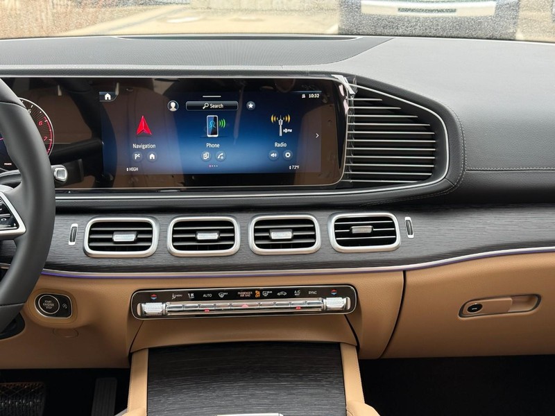 Mercedes-Benz GLE Vehicle Full-screen Gallery Image 10