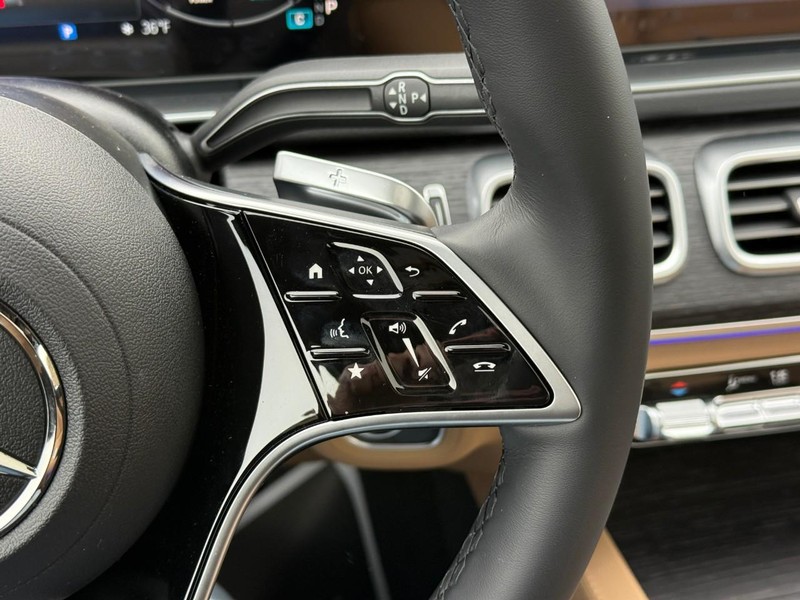 Mercedes-Benz GLE Vehicle Full-screen Gallery Image 16