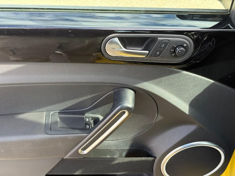 Volkswagen Beetle Coupe Vehicle Full-screen Gallery Image 11