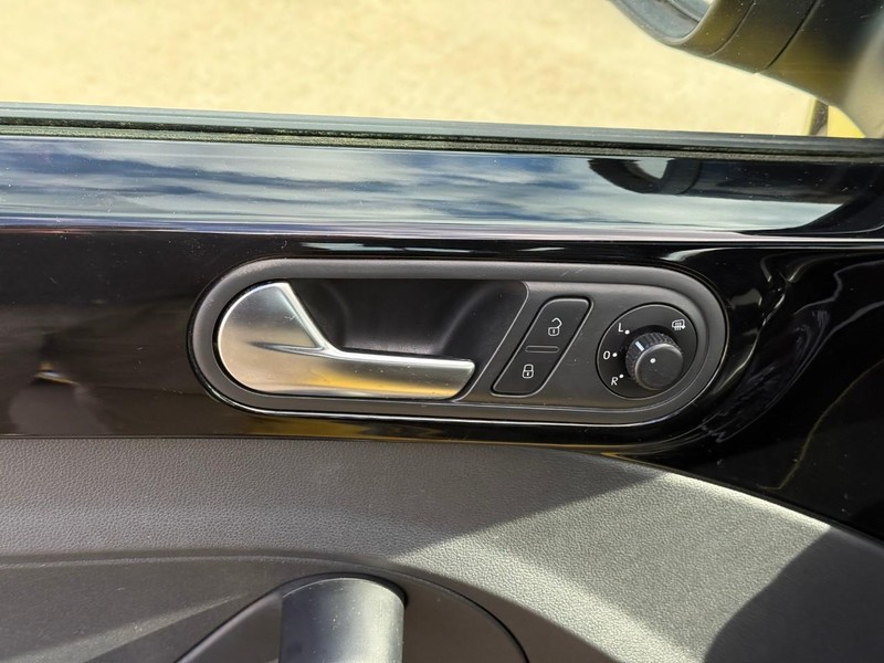 Volkswagen Beetle Coupe Vehicle Full-screen Gallery Image 12