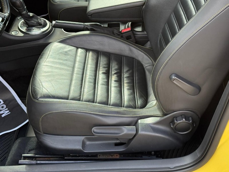 Volkswagen Beetle Coupe Vehicle Full-screen Gallery Image 13