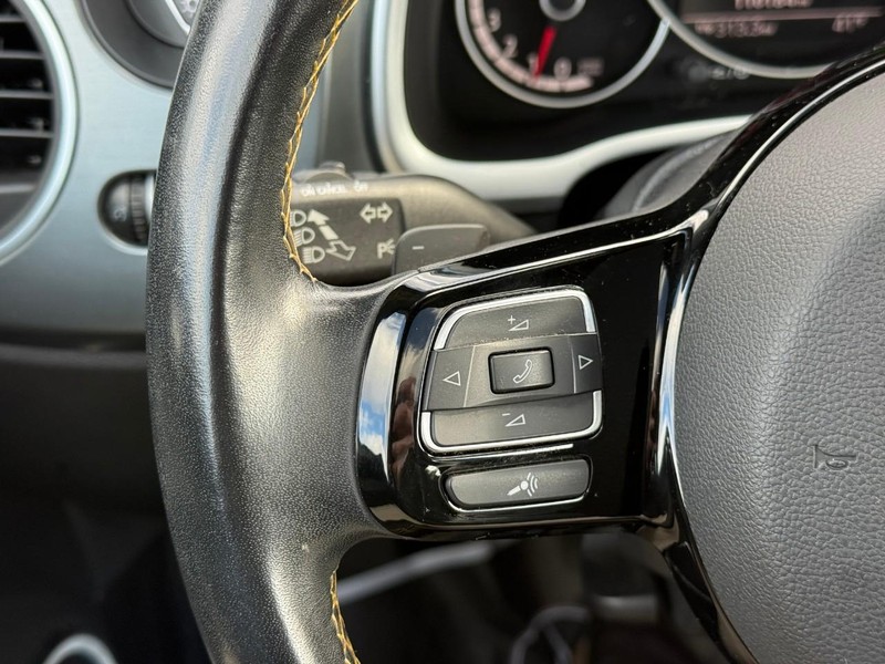 Volkswagen Beetle Coupe Vehicle Full-screen Gallery Image 14