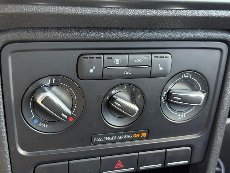 Volkswagen Beetle Coupe Vehicle Full-screen Gallery Image 18