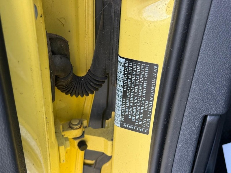 Volkswagen Beetle Coupe Vehicle Full-screen Gallery Image 19