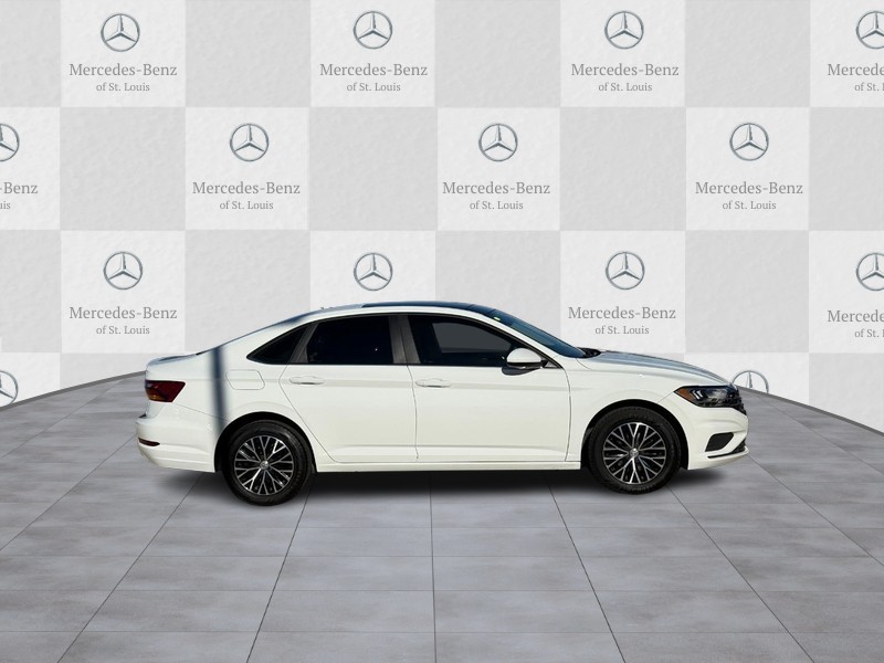 Volkswagen Jetta Vehicle Full-screen Gallery Image 2