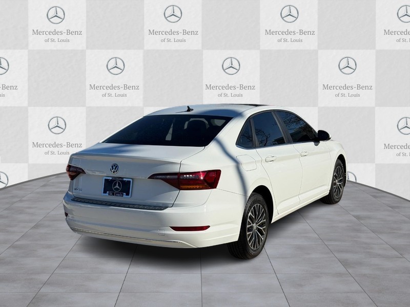Volkswagen Jetta Vehicle Full-screen Gallery Image 3
