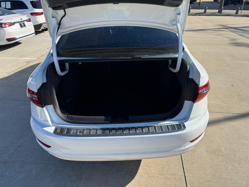 Volkswagen Jetta Vehicle Full-screen Gallery Image 8