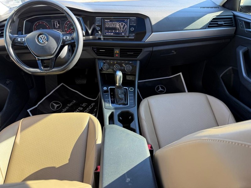 Volkswagen Jetta Vehicle Full-screen Gallery Image 11