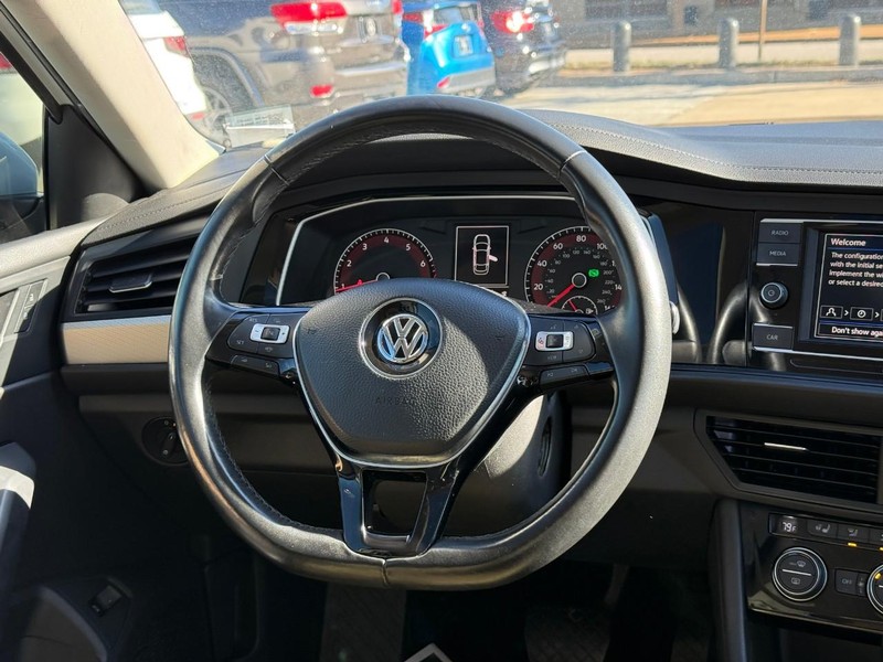 Volkswagen Jetta Vehicle Full-screen Gallery Image 12