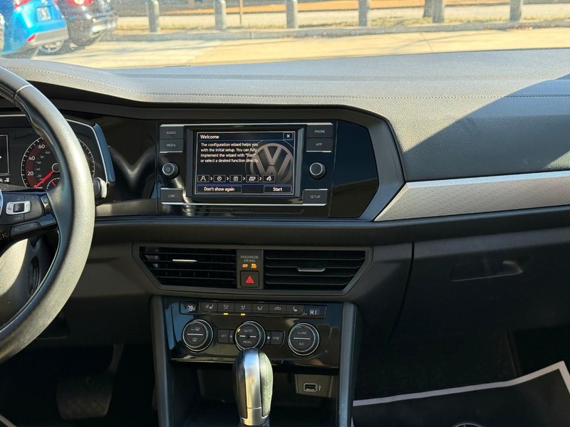 Volkswagen Jetta Vehicle Full-screen Gallery Image 13