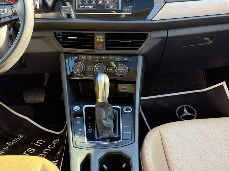 Volkswagen Jetta Vehicle Full-screen Gallery Image 14