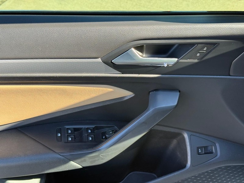 Volkswagen Jetta Vehicle Full-screen Gallery Image 15