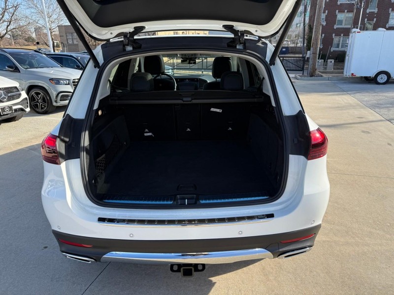 Mercedes-Benz GLE Vehicle Full-screen Gallery Image 8