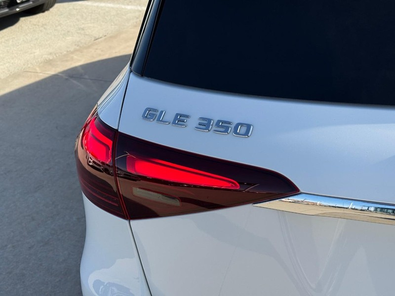 Mercedes-Benz GLE Vehicle Full-screen Gallery Image 11