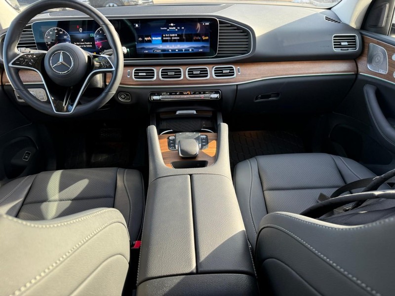 Mercedes-Benz GLE Vehicle Full-screen Gallery Image 13