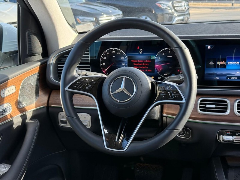 Mercedes-Benz GLE Vehicle Full-screen Gallery Image 14