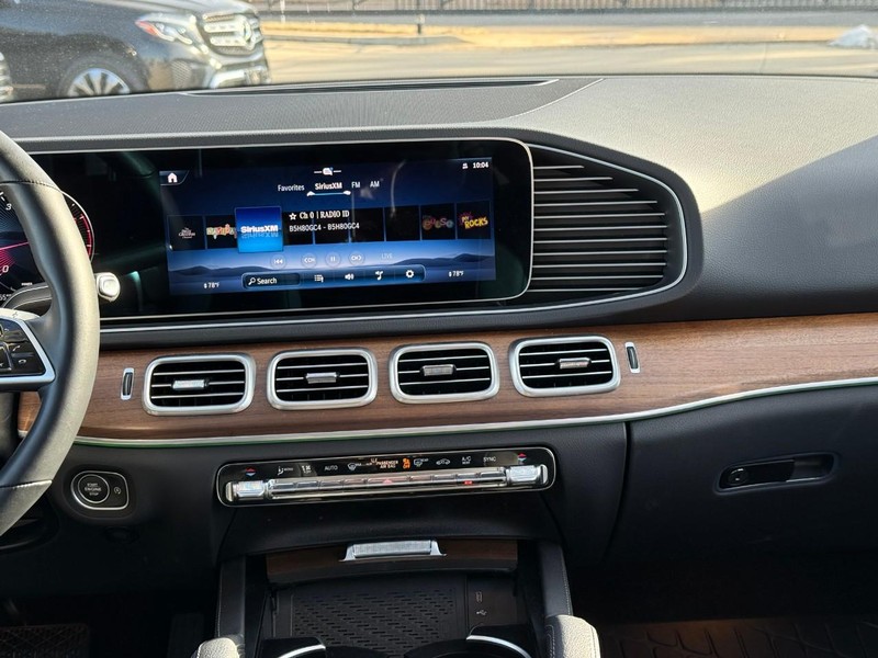 Mercedes-Benz GLE Vehicle Full-screen Gallery Image 15