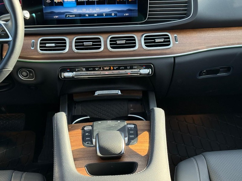 Mercedes-Benz GLE Vehicle Full-screen Gallery Image 16