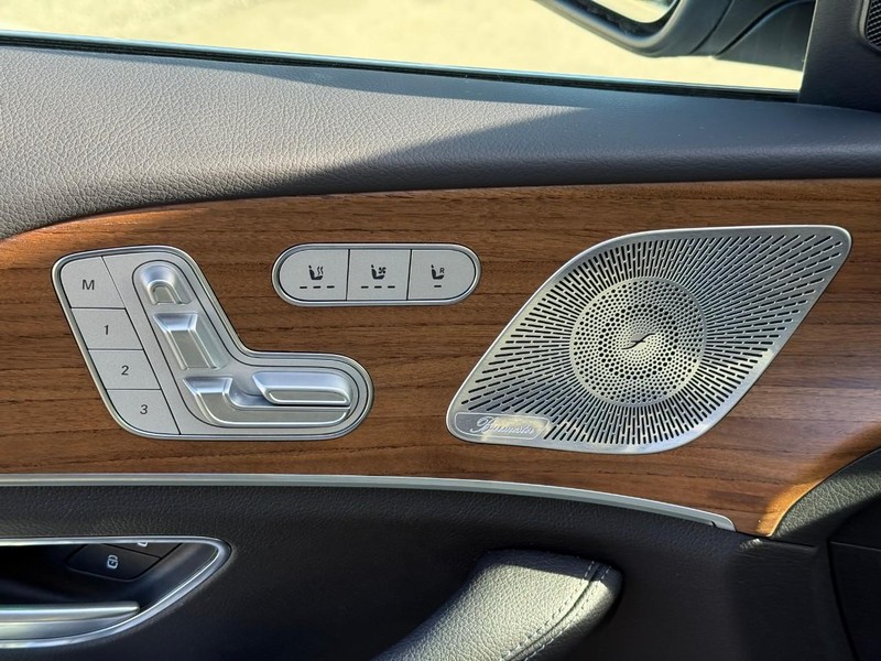 Mercedes-Benz GLE Vehicle Full-screen Gallery Image 18