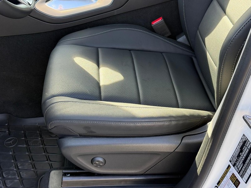 Mercedes-Benz GLE Vehicle Full-screen Gallery Image 19