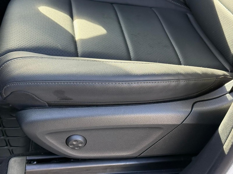 Mercedes-Benz GLE Vehicle Full-screen Gallery Image 20