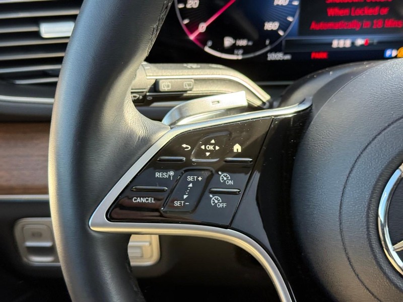 Mercedes-Benz GLE Vehicle Full-screen Gallery Image 21