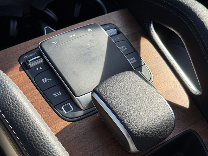 Mercedes-Benz GLE Vehicle Full-screen Gallery Image 24