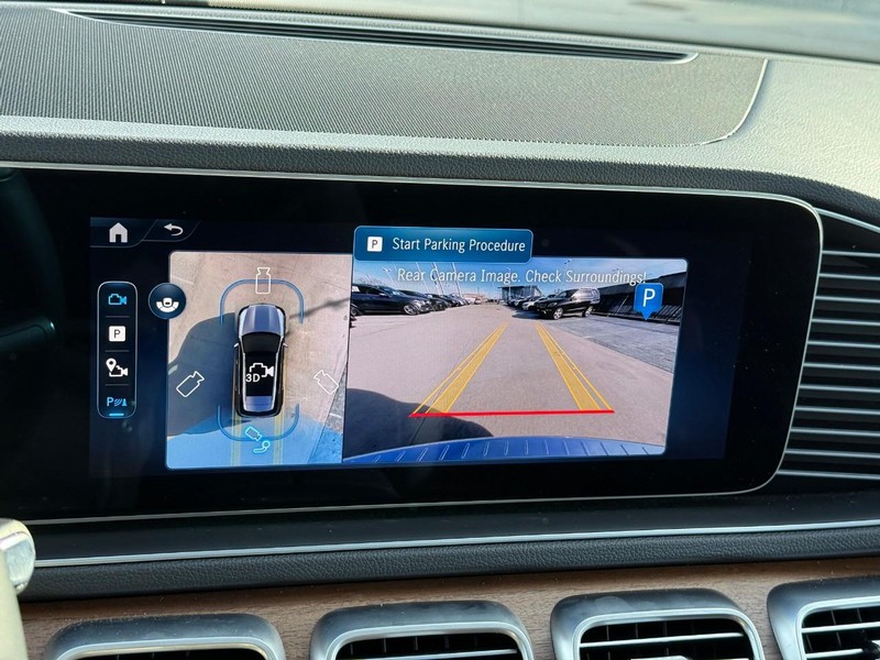 Mercedes-Benz GLE Vehicle Full-screen Gallery Image 25