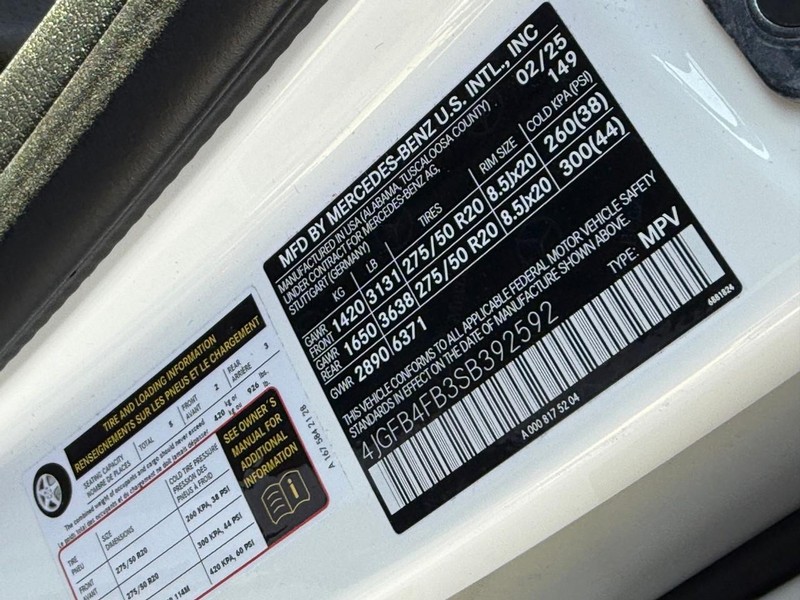 Mercedes-Benz GLE Vehicle Full-screen Gallery Image 26