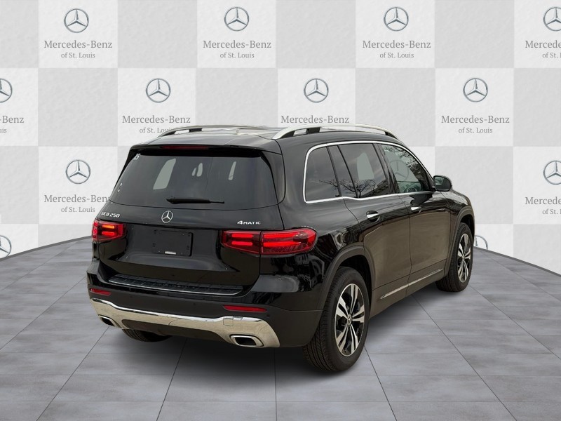 Mercedes-Benz GLB Vehicle Full-screen Gallery Image 3