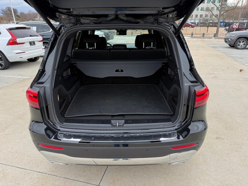 Mercedes-Benz GLB Vehicle Full-screen Gallery Image 8