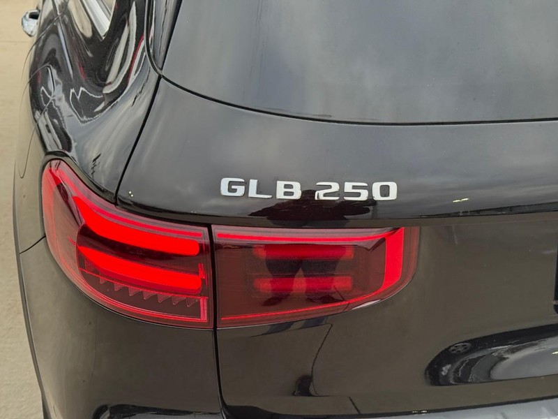 Mercedes-Benz GLB Vehicle Full-screen Gallery Image 10